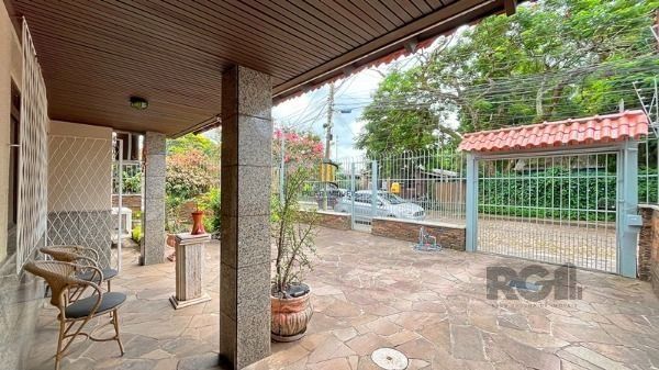 Casa em Porto Alegre, no bairro Guarujá, com 5 dormitório(s), e 5 banheiros, à venda.