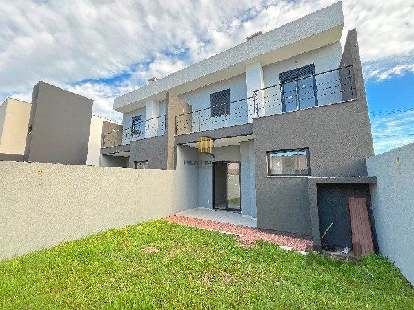Casa em Porto Alegre, no bairro Hípica, com 3 dormitório(s), e 3 banheiros, à venda.