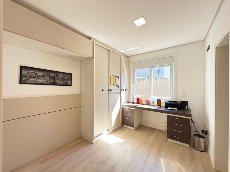 Casa térrea em condomínio fechado com 3 suítes.