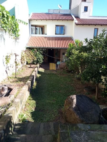 Casa em Porto Alegre, no bairro Teresópolis, com 2 dormitório(s), e 2 banheiros, à venda.