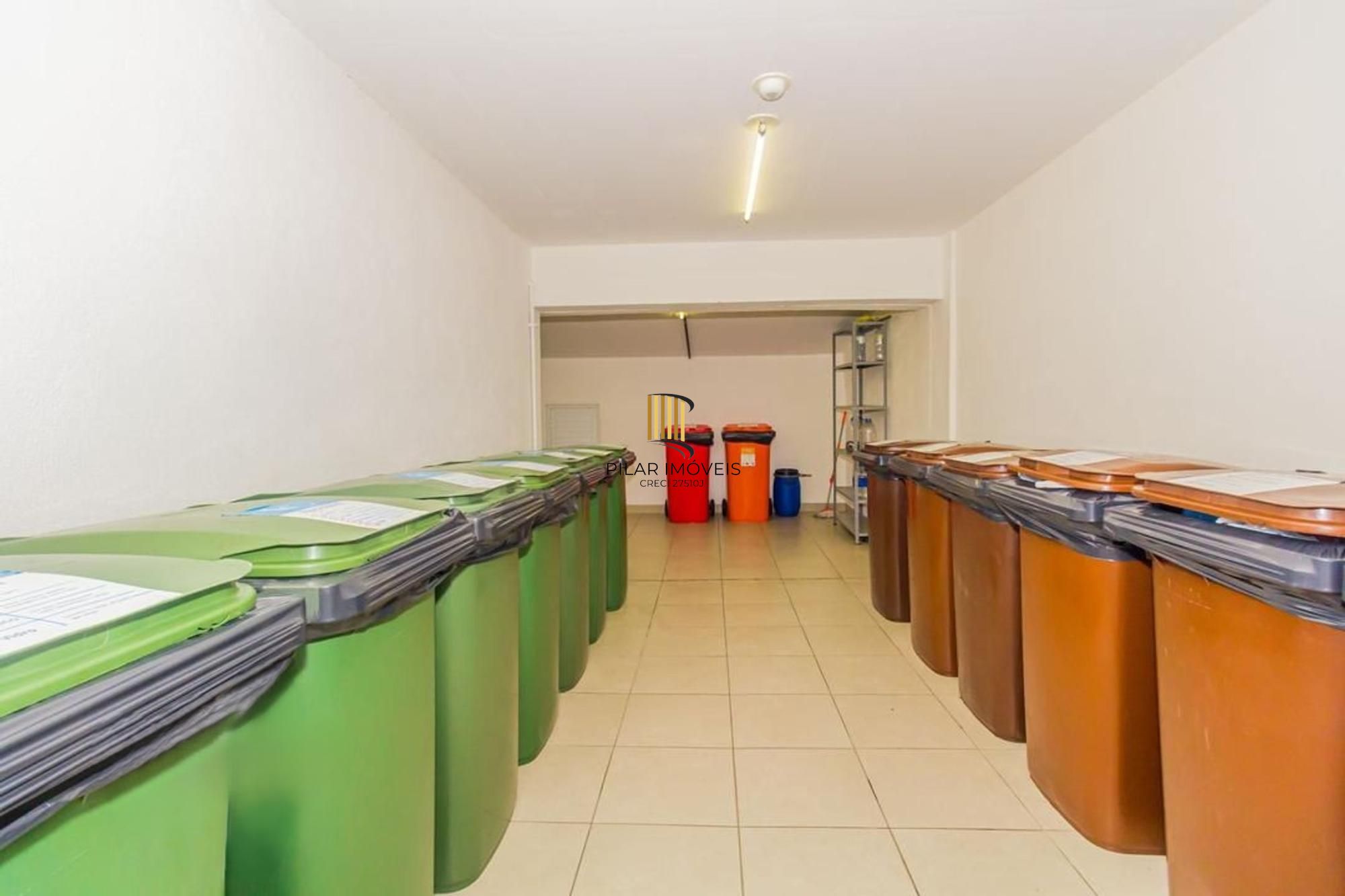 Apartamento semi mobiliado, 2 dormitórios, 1 suíte e 1 vaga de garagem coberta no bairro Menino Deus em Porto Alegre.