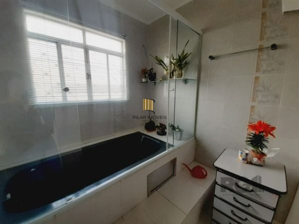 Casa 4 dormitórios no bairro Menino Deus