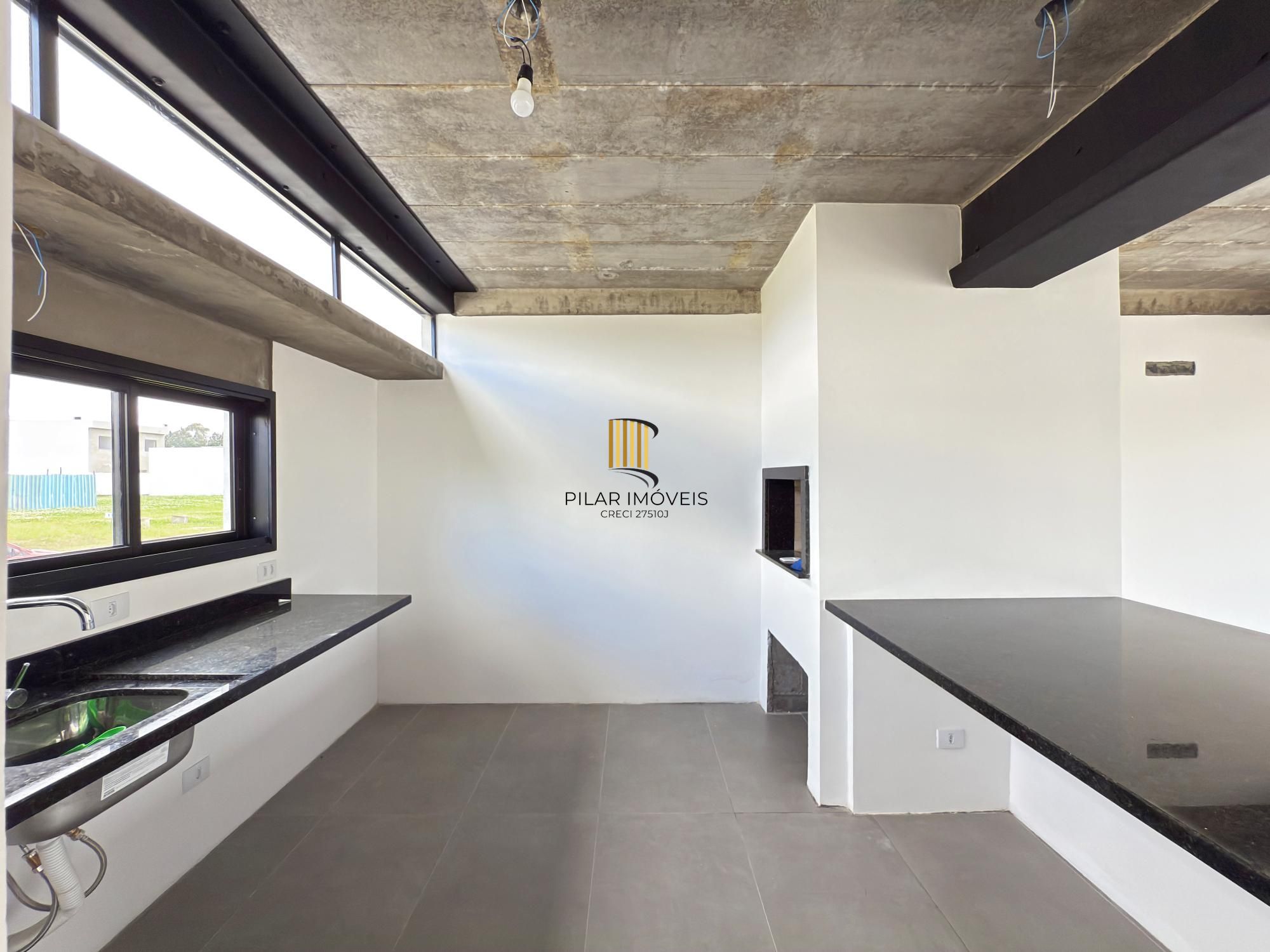 Sobrado em condomínio em Porto Alegre, no bairro Hípica, com 3 dormitórios.