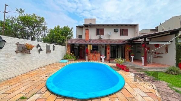 Casa para Venda - 235.64m², 3 dormitórios, sendo 1 suites, 3 vagas - Guarujá