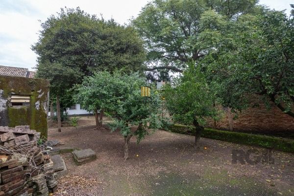 Casa em Porto Alegre, no bairro Medianeira, com 5 dormitório(s), e 5 banheiros, à venda.