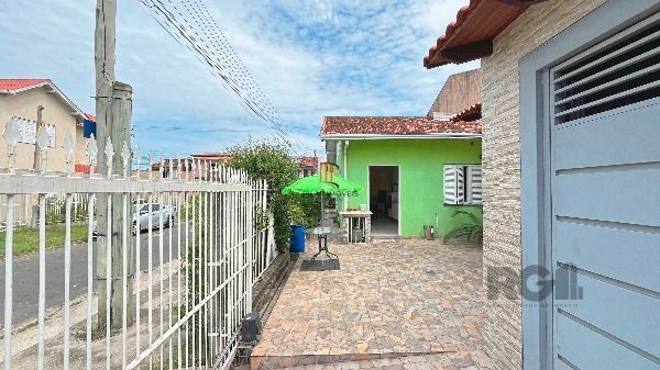 Casa em Porto Alegre, no bairro Hípica, com 2 dormitório(s), e 2 banheiros, à venda.