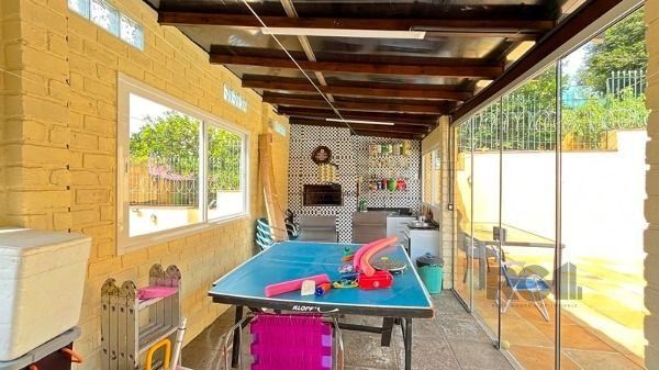 Casa em Porto Alegre, no bairro Ipanema, com 4 dormitório(s), e 4 banheiros, à venda.