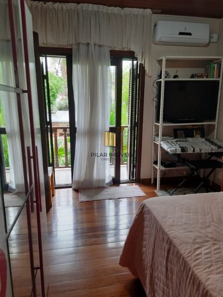 Casa em Porto Alegre, no bairro Nonoai, com 3 dormitório(s), e 3 banheiros, à venda.