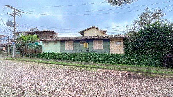 Casa em Porto Alegre, no bairro Ipanema, com 3 dormitório(s), e 3 banheiros, à venda.