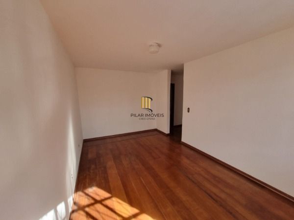 Sobrado em Porto Alegre, no bairro Camaquã, com 3 dormitório(s), e 3 banheiros, à venda.