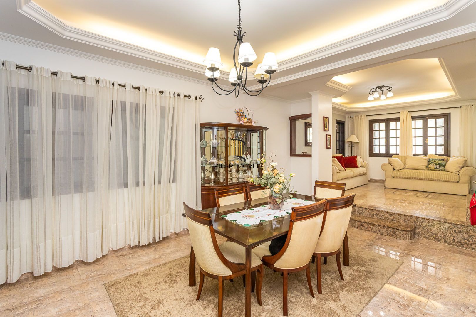 Casa de 272m², 4 dormitórios, 2 suítes e 4 vagas de garagem, no bairro Ipanema, próxima à orla do Guaíba.