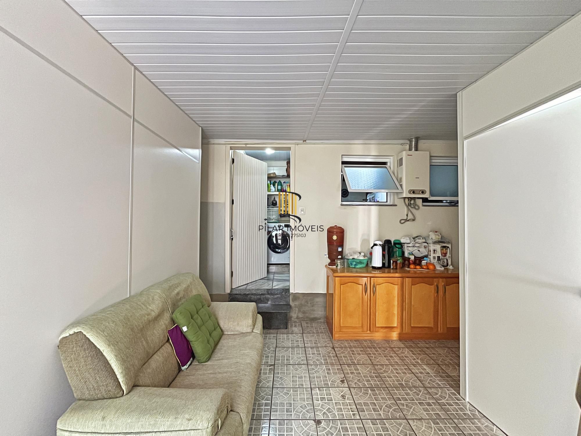 Ótima casa 2 dormitórios, 2 vagas, em rua calma no bairro.