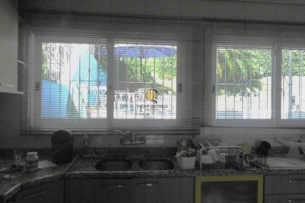 Casa em Porto Alegre, no bairro Espirito Santo, com 3 dormitório(s), e 3 banheiros, à venda.