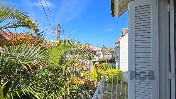 Casa Condominio em Porto Alegre, no bairro Guarujá, com 3 dormitório(s), e 3 banheiros, à venda.