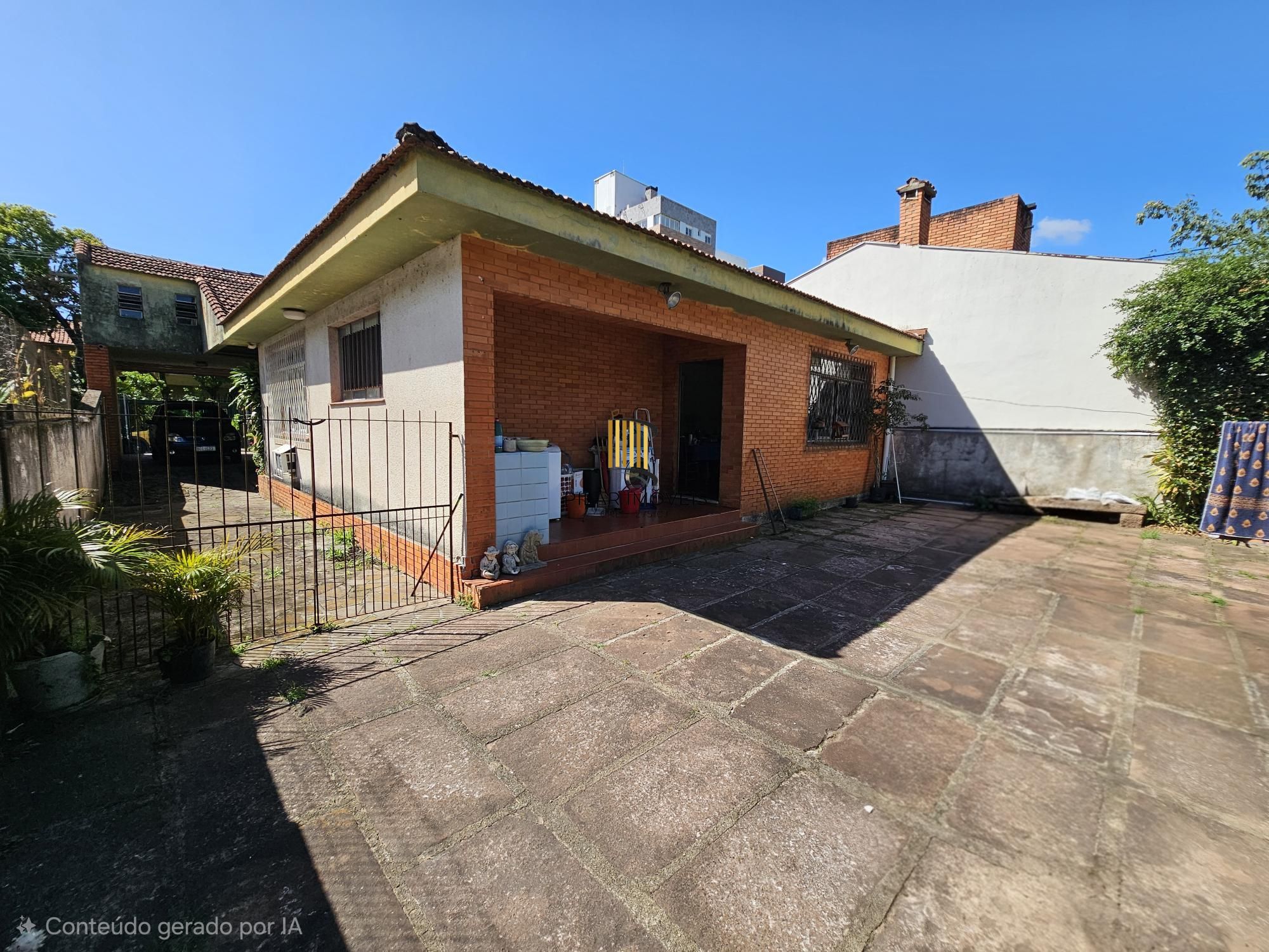 Casa térrea no coração do bairro Tristeza com terreno de 840,00m² excelente localização, ideal para construtoras.