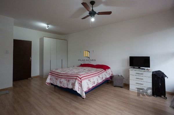 Casa em Porto Alegre, no bairro Medianeira, com 5 dormitório(s), e 5 banheiros, à venda.