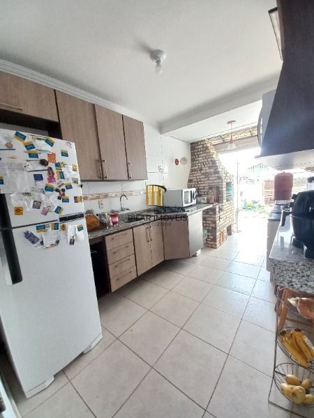 Casa em Porto Alegre, no bairro Guarujá, com 2 dormitório(s), e 2 banheiros, à venda.