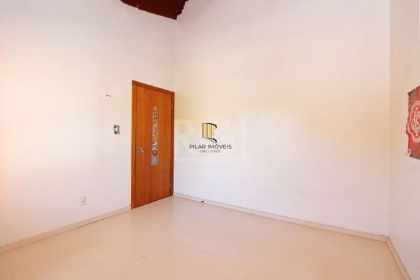 Casa em Porto Alegre, no bairro Ipanema, com 3 dormitório(s), e 3 banheiros, à venda.