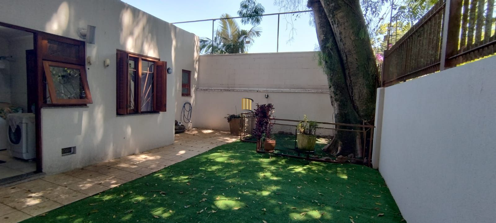 Linda Residência com 3 dormitórios sendo 1 suíte no Jardim Isabel.