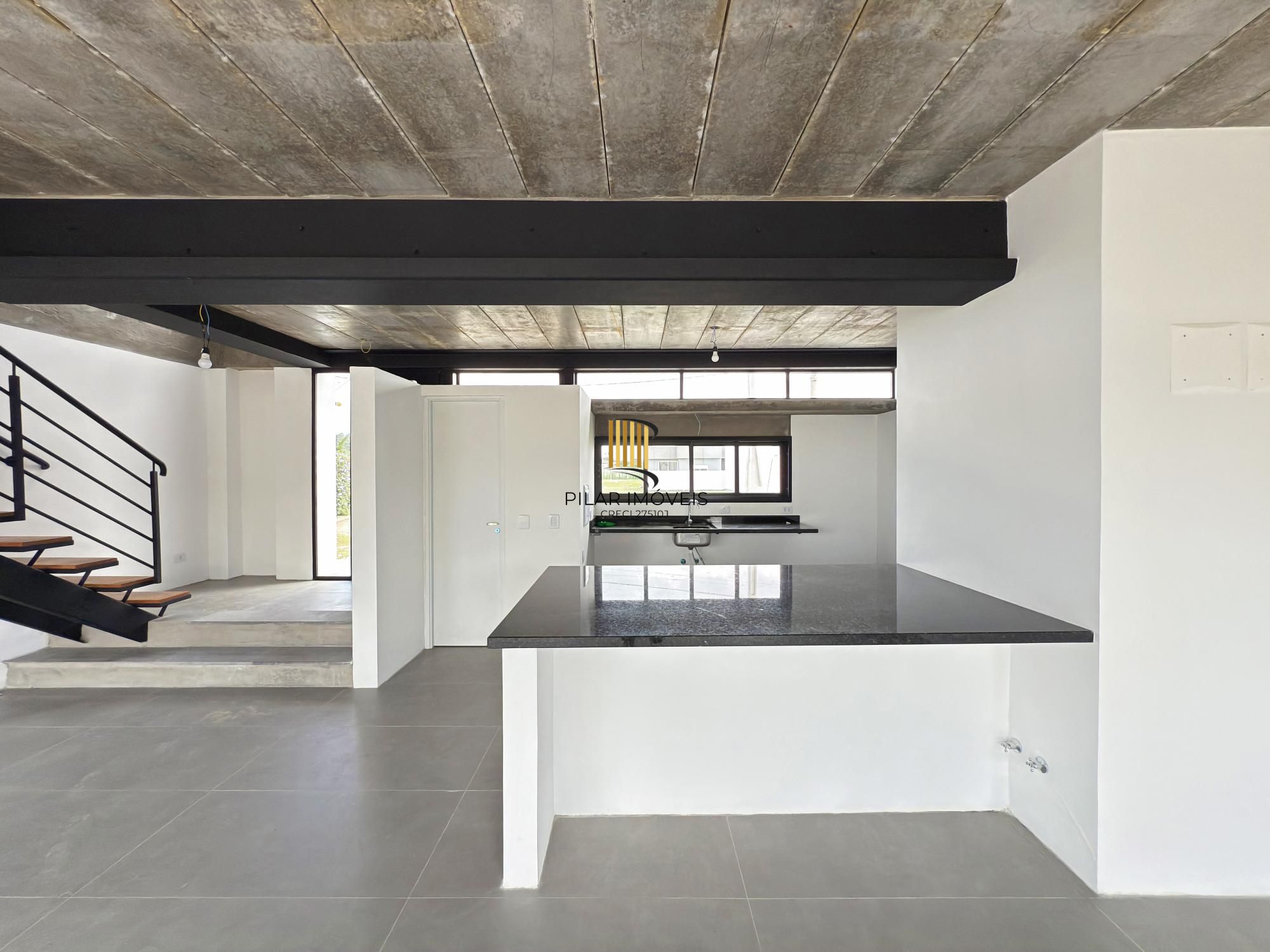 Sobrado em condomínio em Porto Alegre, no bairro Hípica, com 3 dormitórios.