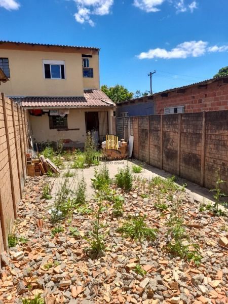 Casa em Porto Alegre, no bairro Belém Novo, com 2 dormitório(s), e 2 banheiros, à venda.