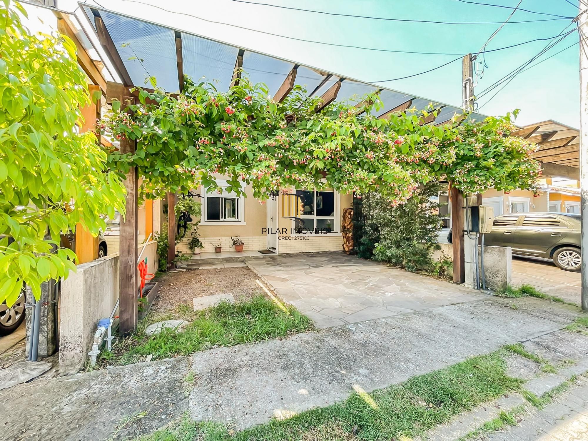 Casa 2 dormitórios em condomínio, semi mobiliada, vaga coberta para 2 carros, lareira e pátio com churrasqueira. Condomínio com infra de lazer completo. Próximo ao comércio e todas as conveniências do bairro.