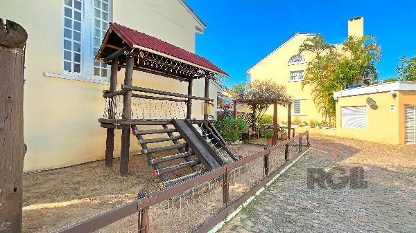 Casa Condominio em Porto Alegre, no bairro Tristeza, com 3 dormitório(s), e 3 banheiros, à venda.