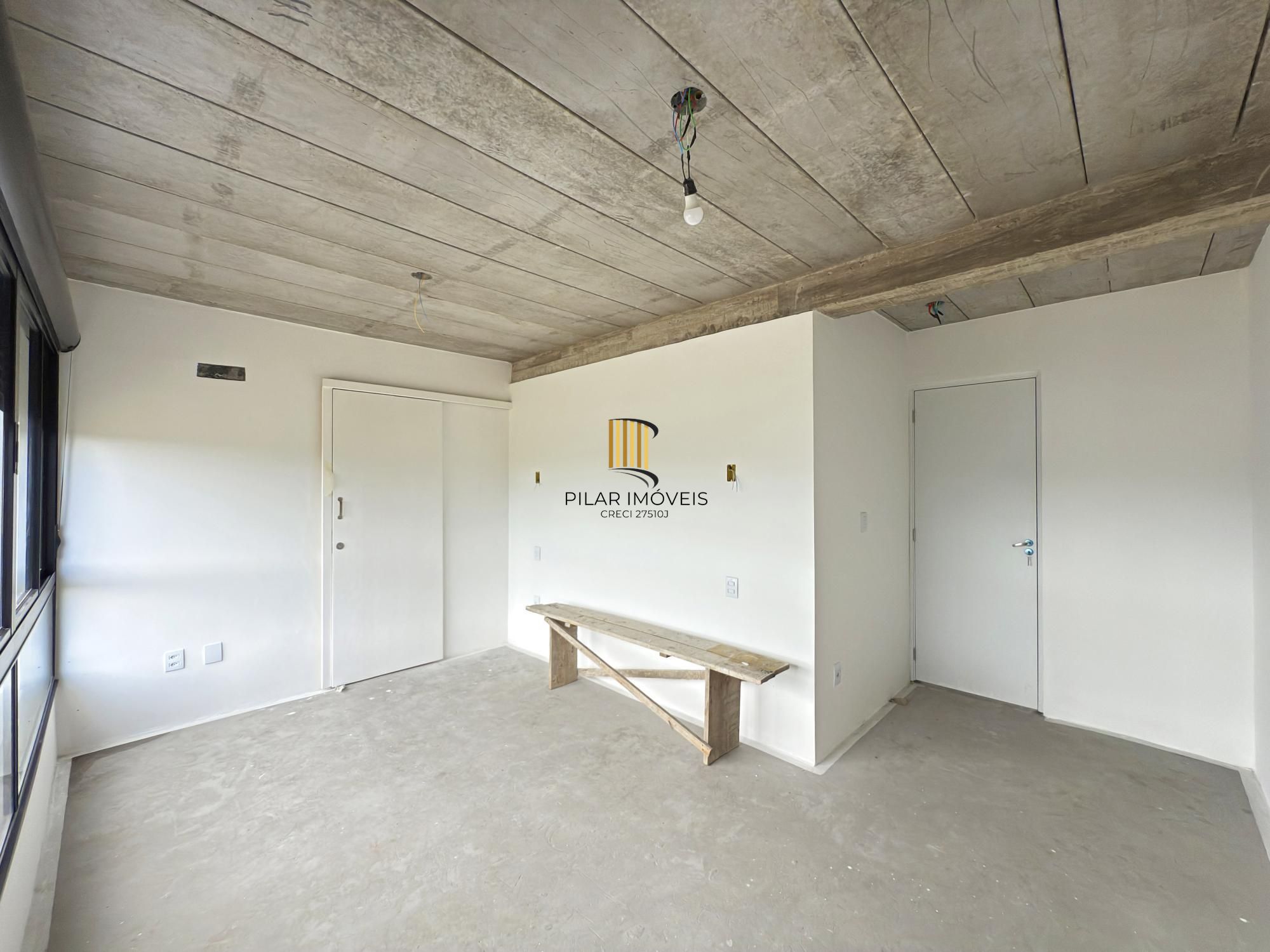 Sobrado em condomínio em Porto Alegre, no bairro Hípica, com 3 dormitórios.