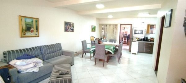 Casa em Porto Alegre, no bairro Camaquã, com 2 dormitório(s), e 2 banheiros, à venda.