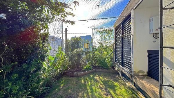 Casa em Porto Alegre, no bairro Guarujá, com 2 dormitório(s), e 2 banheiros, à venda.
