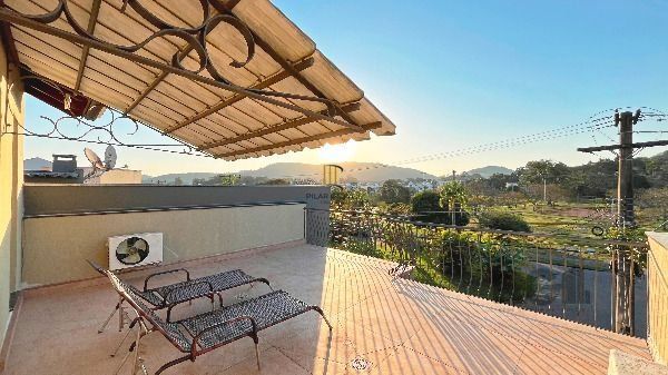 Casa em Porto Alegre, no bairro Hípica, com 3 dormitório(s), e 3 banheiros, à venda.