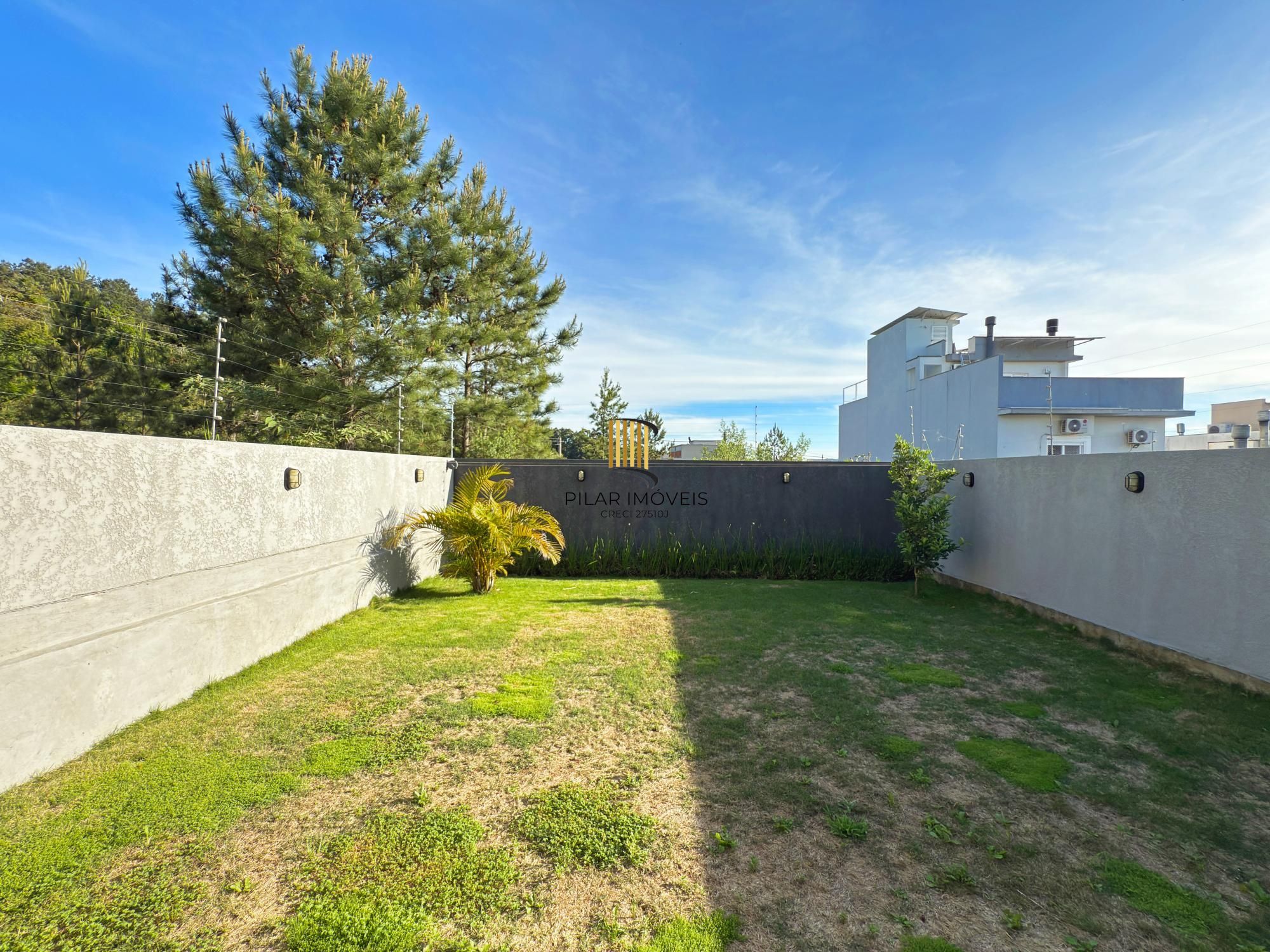 Casa moderna com 3 dormitórios com pátio grande e vista para o Rio Guaíba!