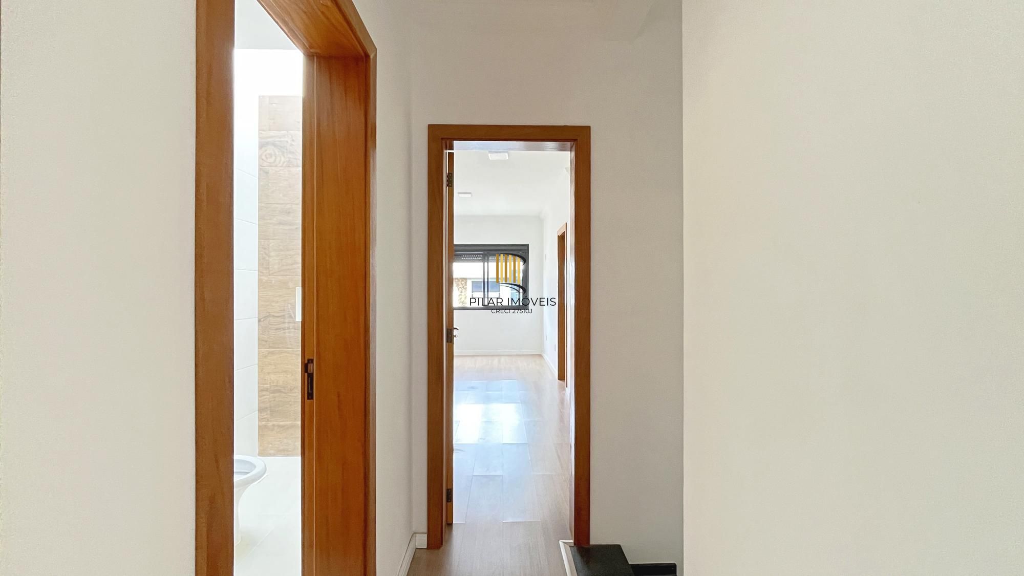 Casa em Porto Alegre, no bairro Hípica, com 3 dormitório(s), e 3 banheiros, à venda.