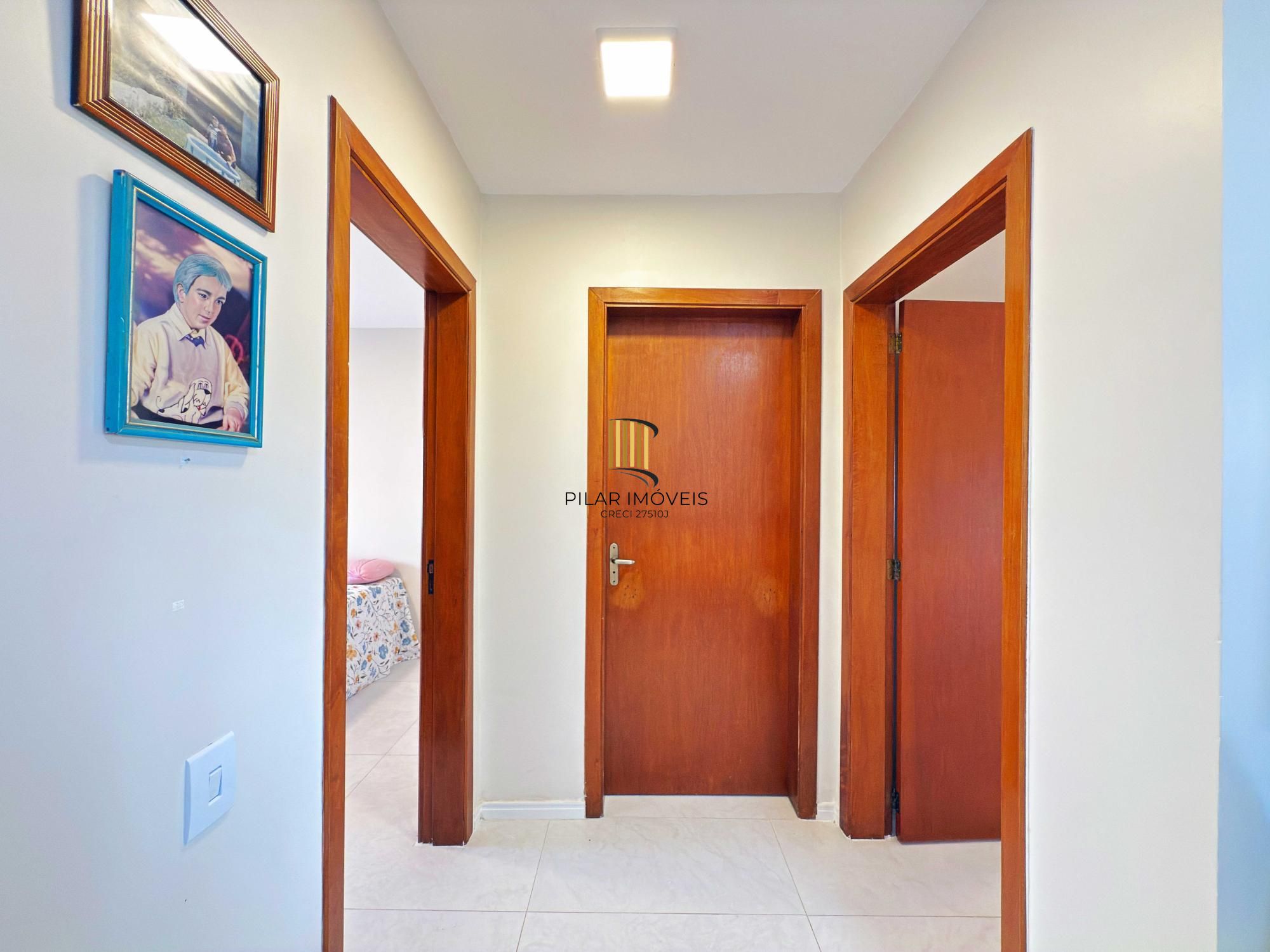 Excelente residência térrea totalmente reformada em condomínio fechado com 2 dormitórios e 2 vagas de garagens