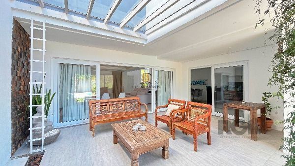 Casa Condominio em Porto Alegre, no bairro Hípica, com 3 dormitório(s), e 3 banheiros, à venda.