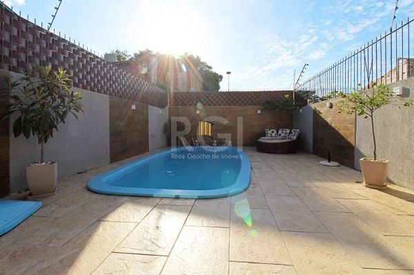 Casa em Porto Alegre, no bairro Ipanema, com 4 dormitório(s), e 4 banheiros, à venda.
