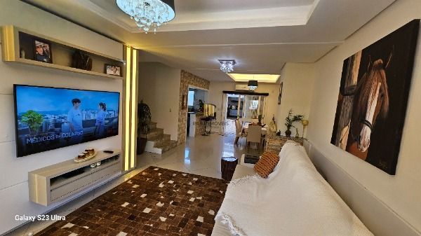 Casa em Porto Alegre, no bairro Hípica, com 3 dormitório(s), e 3 banheiros, à venda.