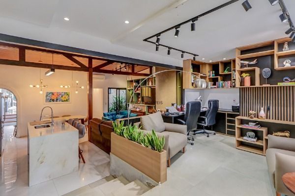Casa em Porto Alegre, no bairro Tristeza, com 2 dormitório(s), e 2 banheiros, à venda.
