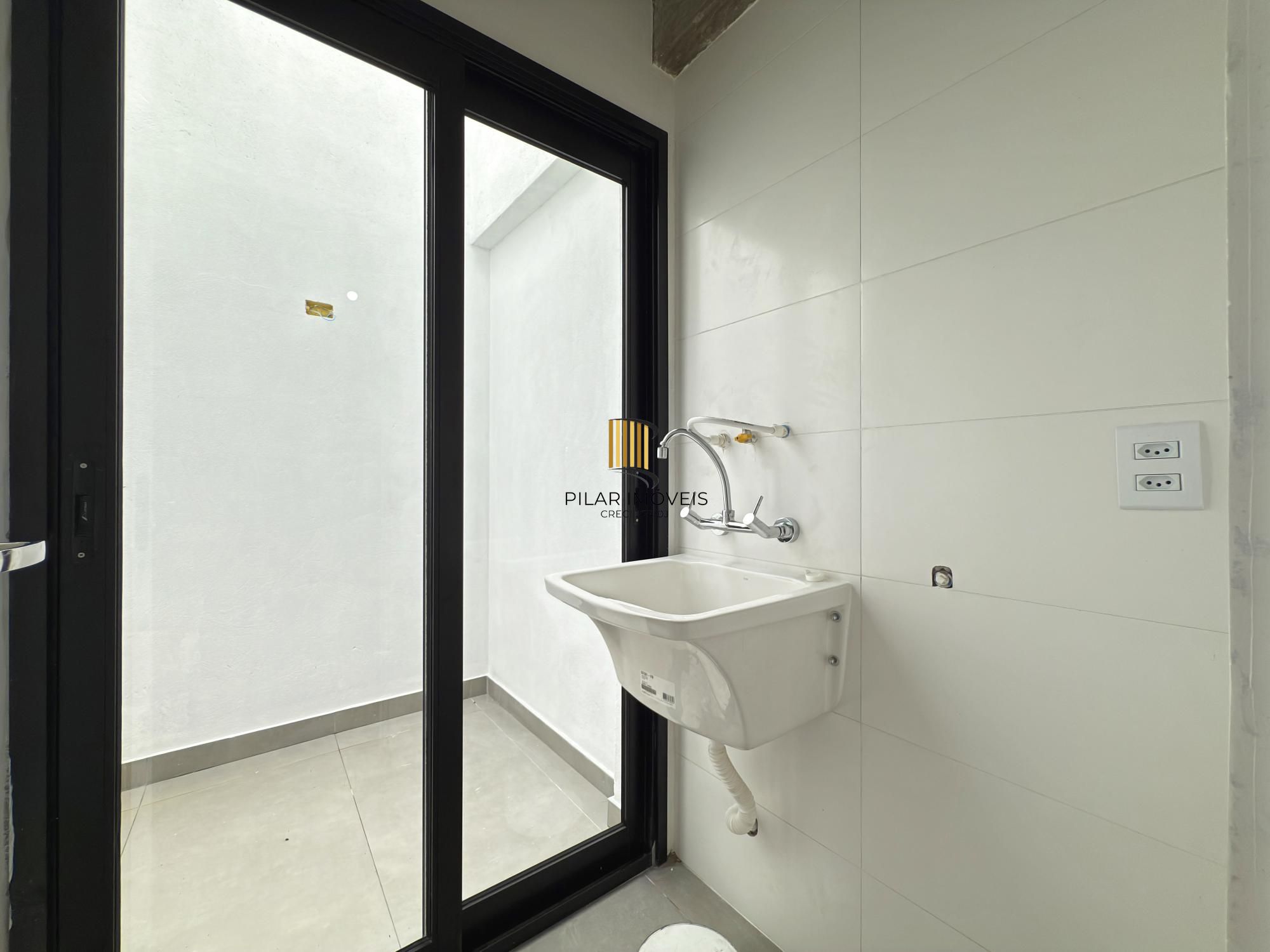 Sobrado em condomínio em Porto Alegre, no bairro Hípica, com 3 dormitórios.