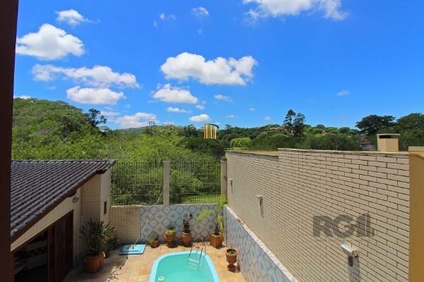 Casa em Porto Alegre, no bairro Ipanema, com 3 dormitório(s), e 3 banheiros, à venda.