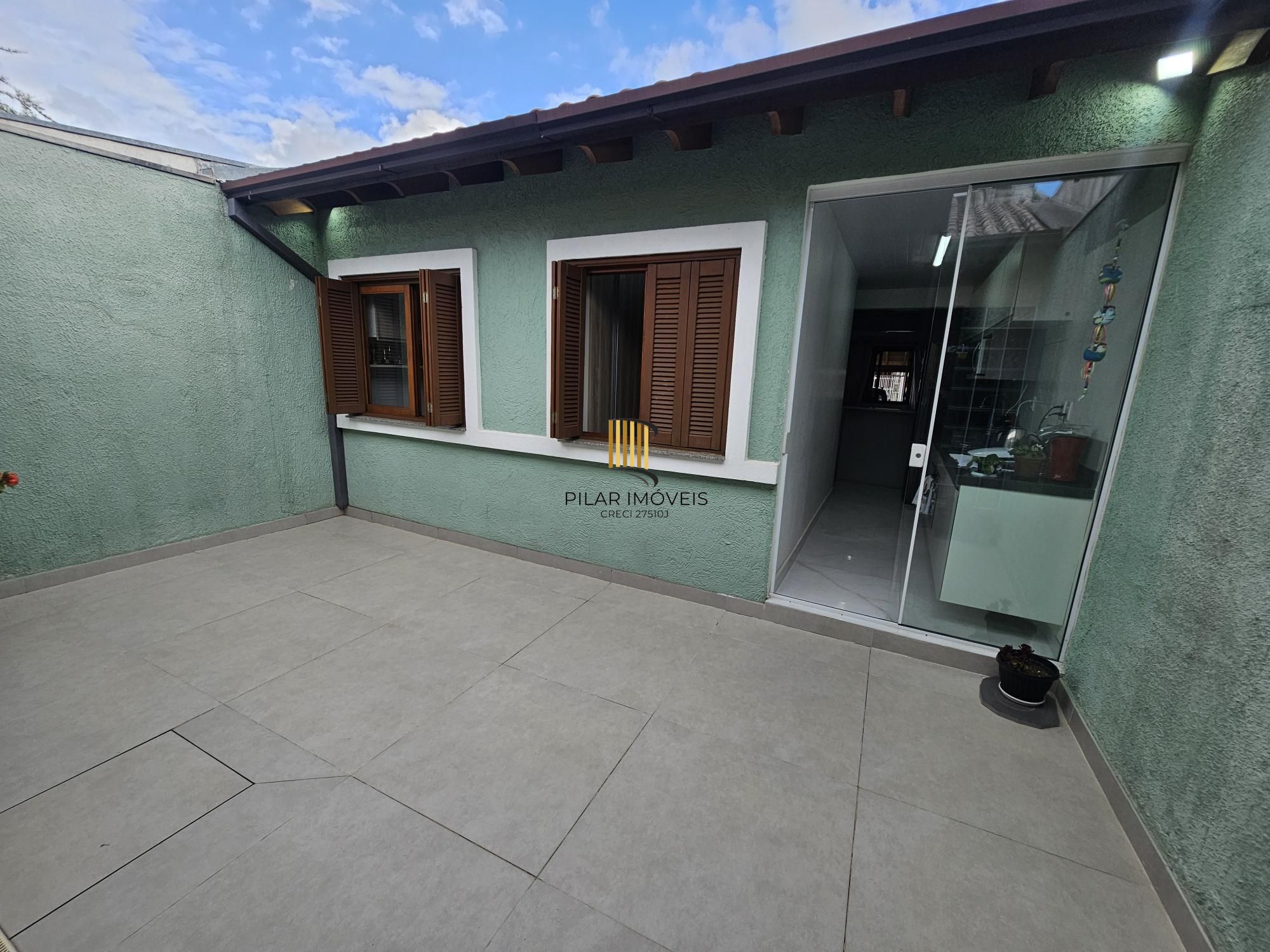 Casa 3 dormitórios 2 banheiros quiosque com churrasqueira cozinha gourmet moveis sob medida e garagem coberta na zona sul de Porto Alegre !