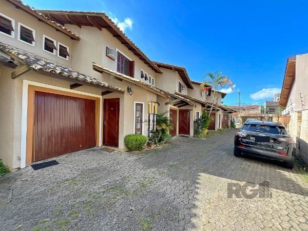 Casa Condominio em Porto Alegre, no bairro Ipanema, com 3 dormitório(s), e 3 banheiros, à venda.