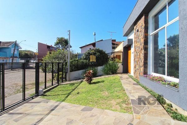 Casa em Porto Alegre, no bairro Espírito Santo, com 3 dormitório(s), e 3 banheiros, à venda.