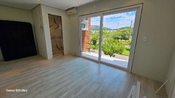 Casa em Porto Alegre, no bairro Hipica, com 3 dormitório(s), e 3 banheiros, à venda.