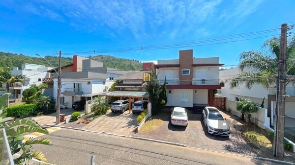 Casa em Porto Alegre, no bairro Aberta dos Morros, com 3 dormitório(s), e 3 banheiros, à venda.