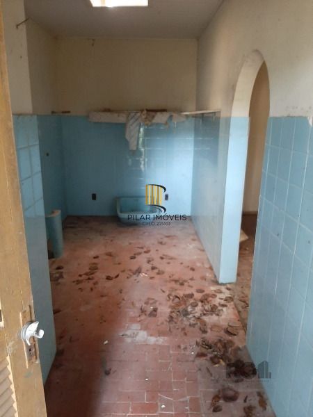 Casa em Porto Alegre, no bairro Cristal, com 4 dormitório(s), e 4 banheiros, à venda.