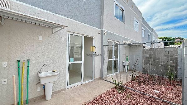 Casa em Porto Alegre, no bairro Vila Nova, com 2 dormitório(s), e 2 banheiros, à venda.