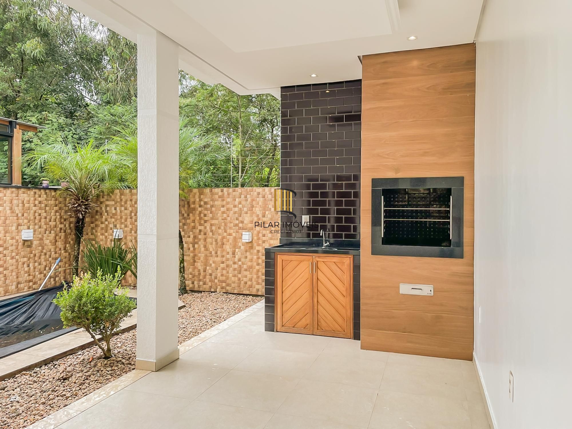 Casa ampla com piscina e suíte diferenciada em condomínio no Lagos de Ipanema zona Sul de Porto Alegre !