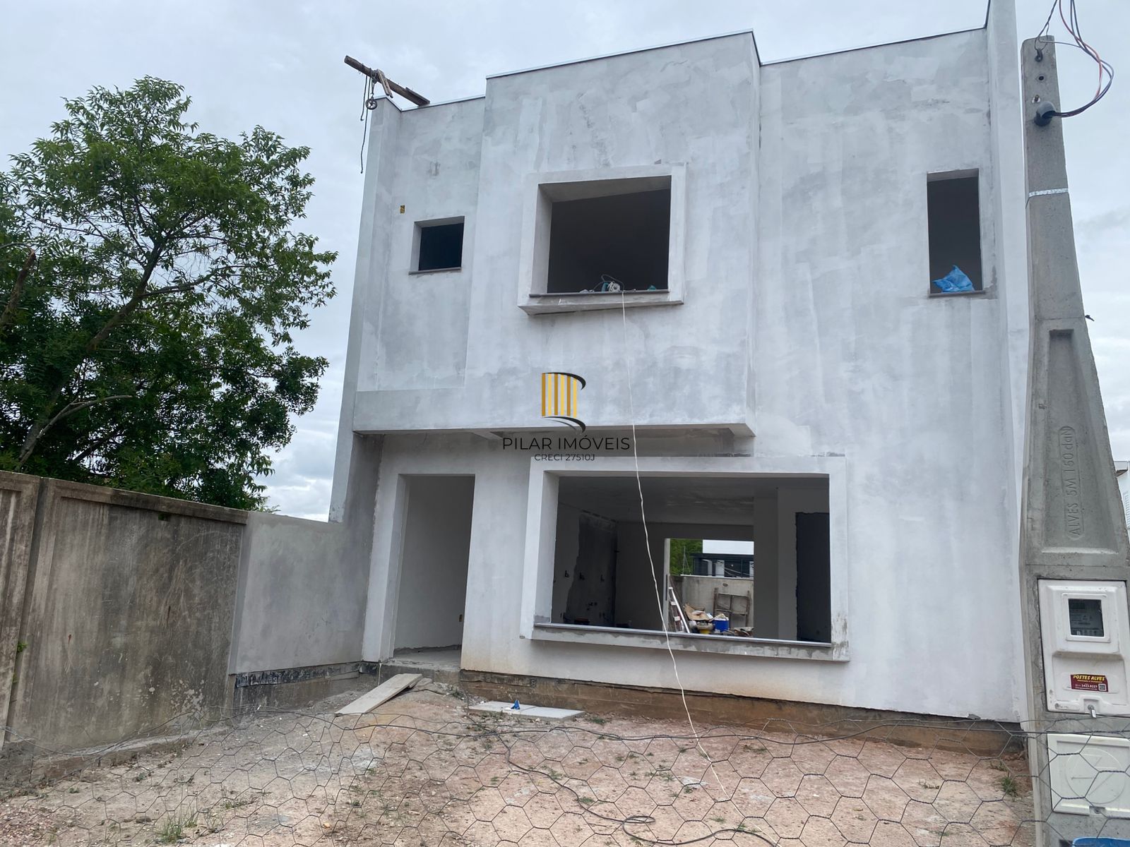 Casa em Porto Alegre, no bairro Hípica, com 4 dormitório(s), e 4 banheiros, à venda.