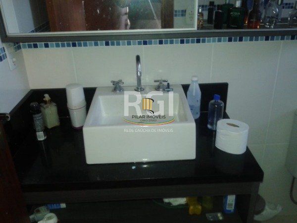 Casa em Porto Alegre, no bairro Hípica, com 3 dormitório(s), à venda.